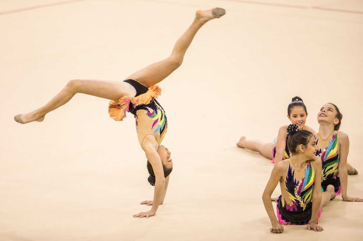 El Circuito Andaluz de gimnasia rítmica para la categoría de promesas se está celebrando en el Palacio de los Deportes. Más de dos mil niñas de toda la comunidad autónoma están poniendo sobre el tapiz todo lo aprendido y ensayado a lo largo del curso. 