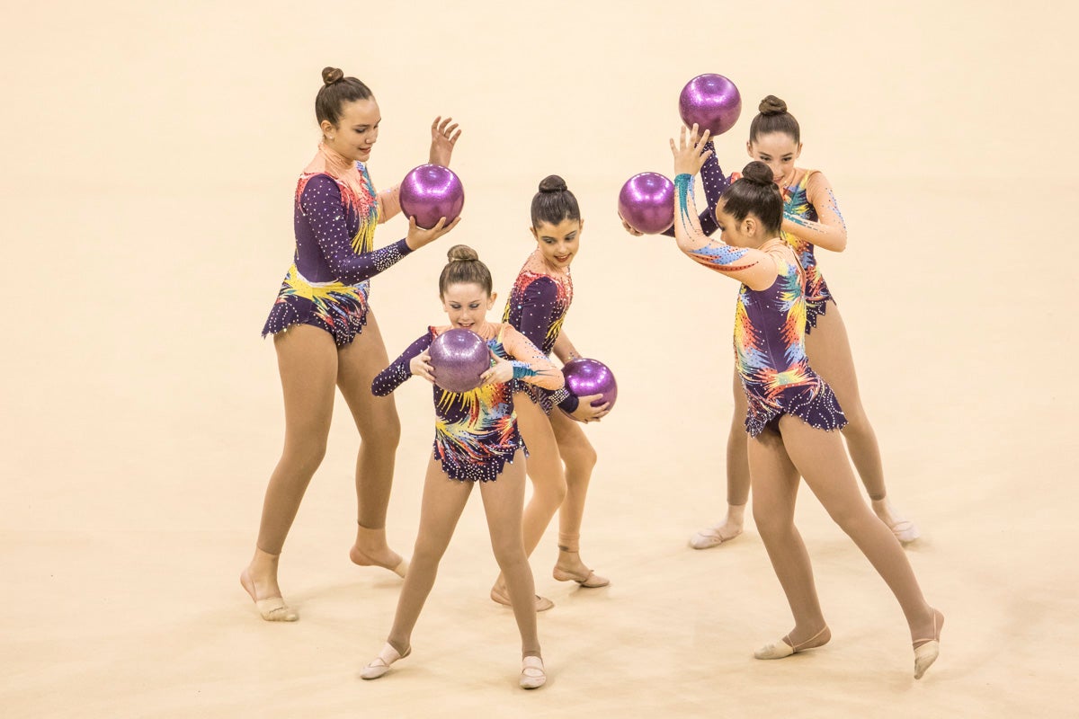 El Circuito Andaluz de gimnasia rítmica para la categoría de promesas se está celebrando en el Palacio de los Deportes. Más de dos mil niñas de toda la comunidad autónoma están poniendo sobre el tapiz todo lo aprendido y ensayado a lo largo del curso. 