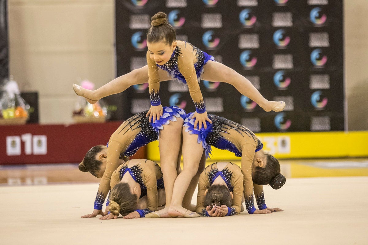 El Circuito Andaluz de gimnasia rítmica para la categoría de promesas se está celebrando en el Palacio de los Deportes. Más de dos mil niñas de toda la comunidad autónoma están poniendo sobre el tapiz todo lo aprendido y ensayado a lo largo del curso. 