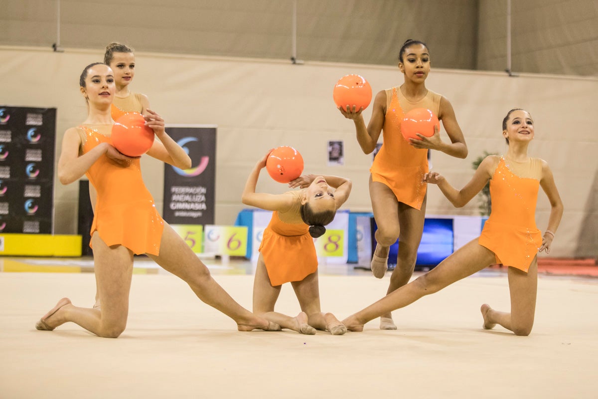 El Circuito Andaluz de gimnasia rítmica para la categoría de promesas se está celebrando en el Palacio de los Deportes. Más de dos mil niñas de toda la comunidad autónoma están poniendo sobre el tapiz todo lo aprendido y ensayado a lo largo del curso. 