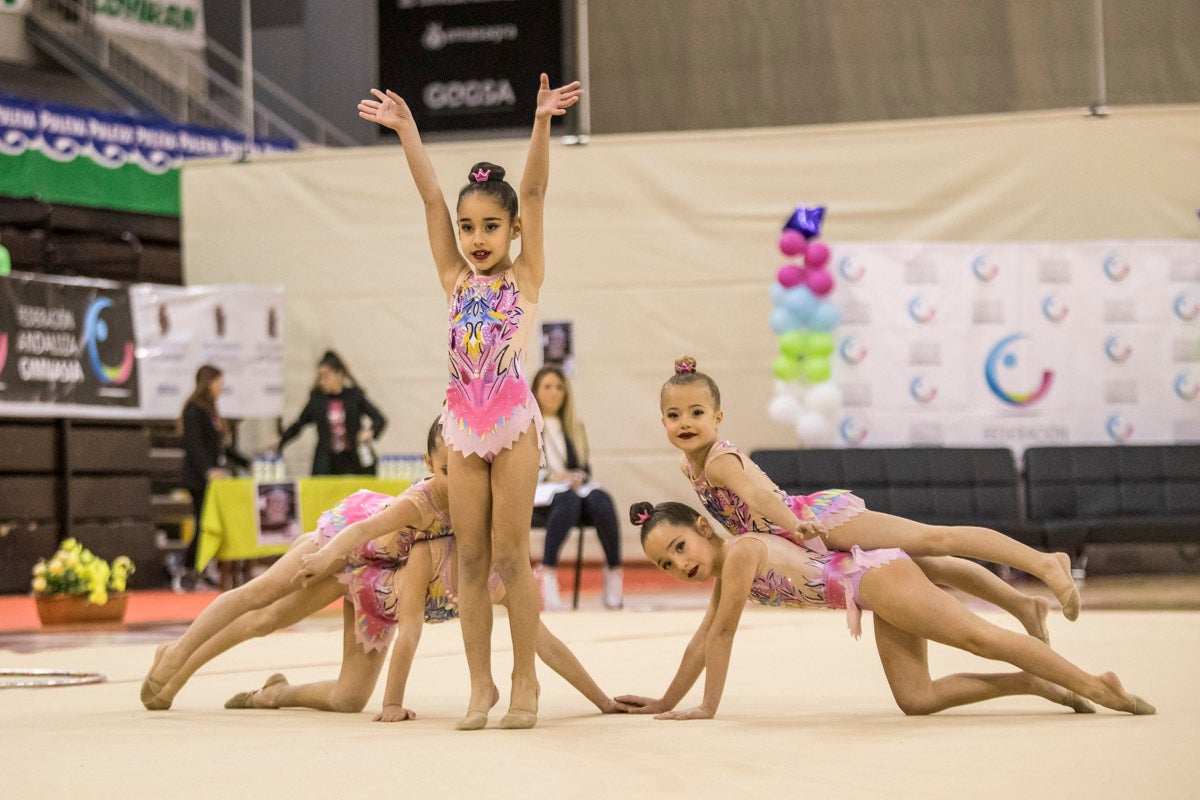 El Circuito Andaluz de gimnasia rítmica para la categoría de promesas se está celebrando en el Palacio de los Deportes. Más de dos mil niñas de toda la comunidad autónoma están poniendo sobre el tapiz todo lo aprendido y ensayado a lo largo del curso. 