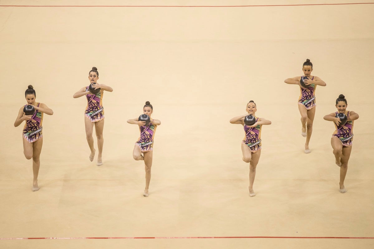 El Circuito Andaluz de gimnasia rítmica para la categoría de promesas se está celebrando en el Palacio de los Deportes. Más de dos mil niñas de toda la comunidad autónoma están poniendo sobre el tapiz todo lo aprendido y ensayado a lo largo del curso. 