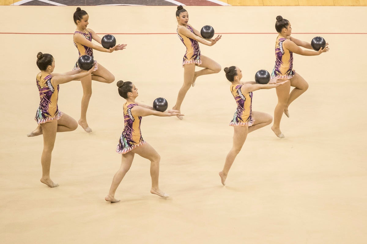 El Circuito Andaluz de gimnasia rítmica para la categoría de promesas se está celebrando en el Palacio de los Deportes. Más de dos mil niñas de toda la comunidad autónoma están poniendo sobre el tapiz todo lo aprendido y ensayado a lo largo del curso. 