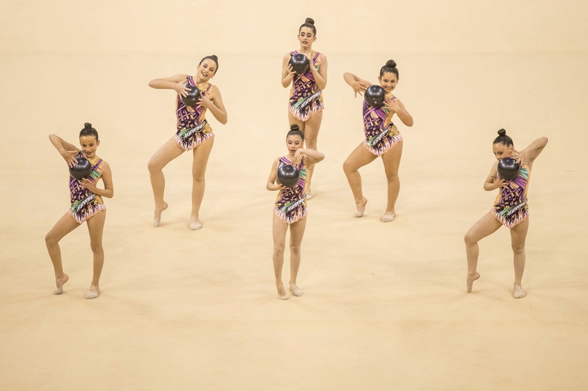 El Circuito Andaluz de gimnasia rítmica para la categoría de promesas se está celebrando en el Palacio de los Deportes. Más de dos mil niñas de toda la comunidad autónoma están poniendo sobre el tapiz todo lo aprendido y ensayado a lo largo del curso. 