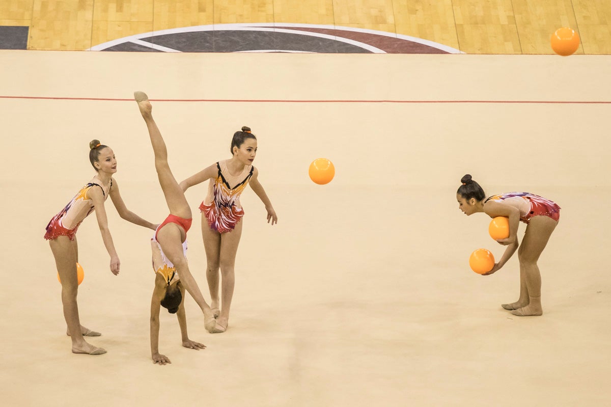 El Circuito Andaluz de gimnasia rítmica para la categoría de promesas se está celebrando en el Palacio de los Deportes. Más de dos mil niñas de toda la comunidad autónoma están poniendo sobre el tapiz todo lo aprendido y ensayado a lo largo del curso. 