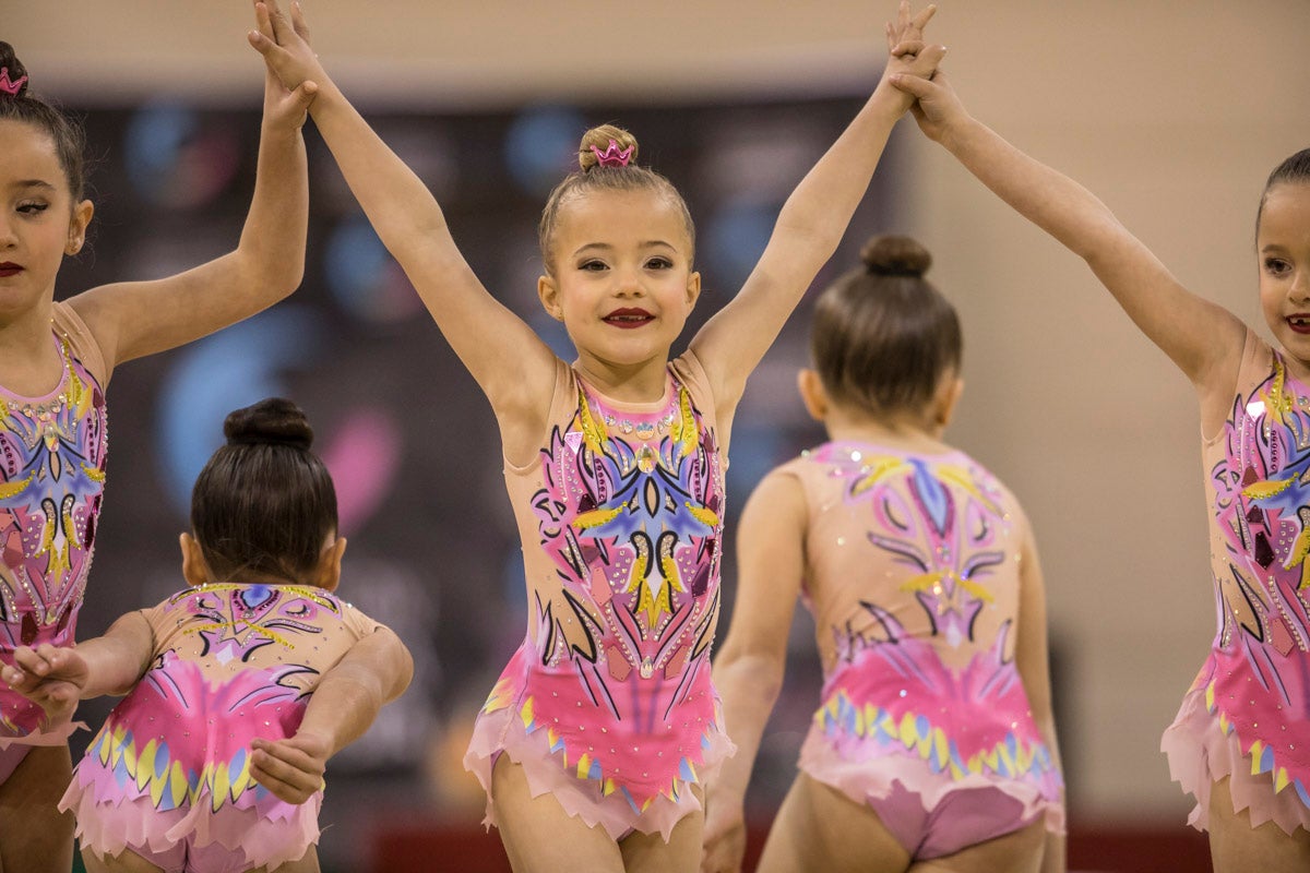 El Circuito Andaluz de gimnasia rítmica para la categoría de promesas se está celebrando en el Palacio de los Deportes. Más de dos mil niñas de toda la comunidad autónoma están poniendo sobre el tapiz todo lo aprendido y ensayado a lo largo del curso. 