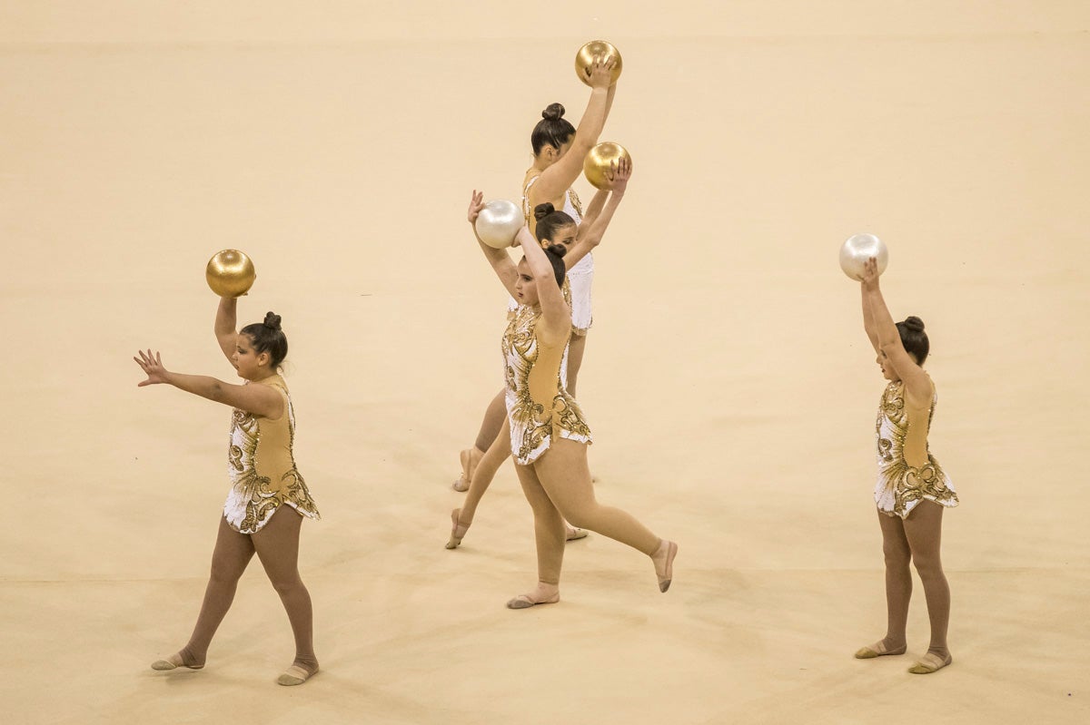 El Circuito Andaluz de gimnasia rítmica para la categoría de promesas se está celebrando en el Palacio de los Deportes. Más de dos mil niñas de toda la comunidad autónoma están poniendo sobre el tapiz todo lo aprendido y ensayado a lo largo del curso. 