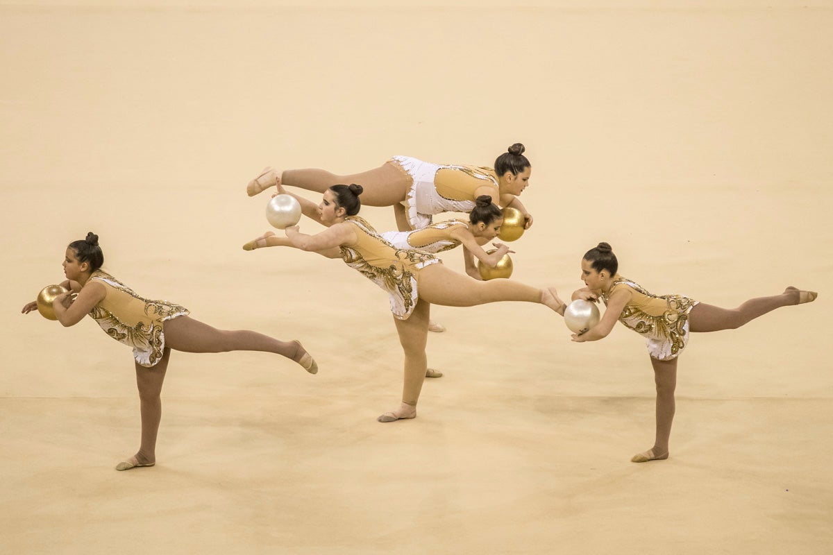 El Circuito Andaluz de gimnasia rítmica para la categoría de promesas se está celebrando en el Palacio de los Deportes. Más de dos mil niñas de toda la comunidad autónoma están poniendo sobre el tapiz todo lo aprendido y ensayado a lo largo del curso. 