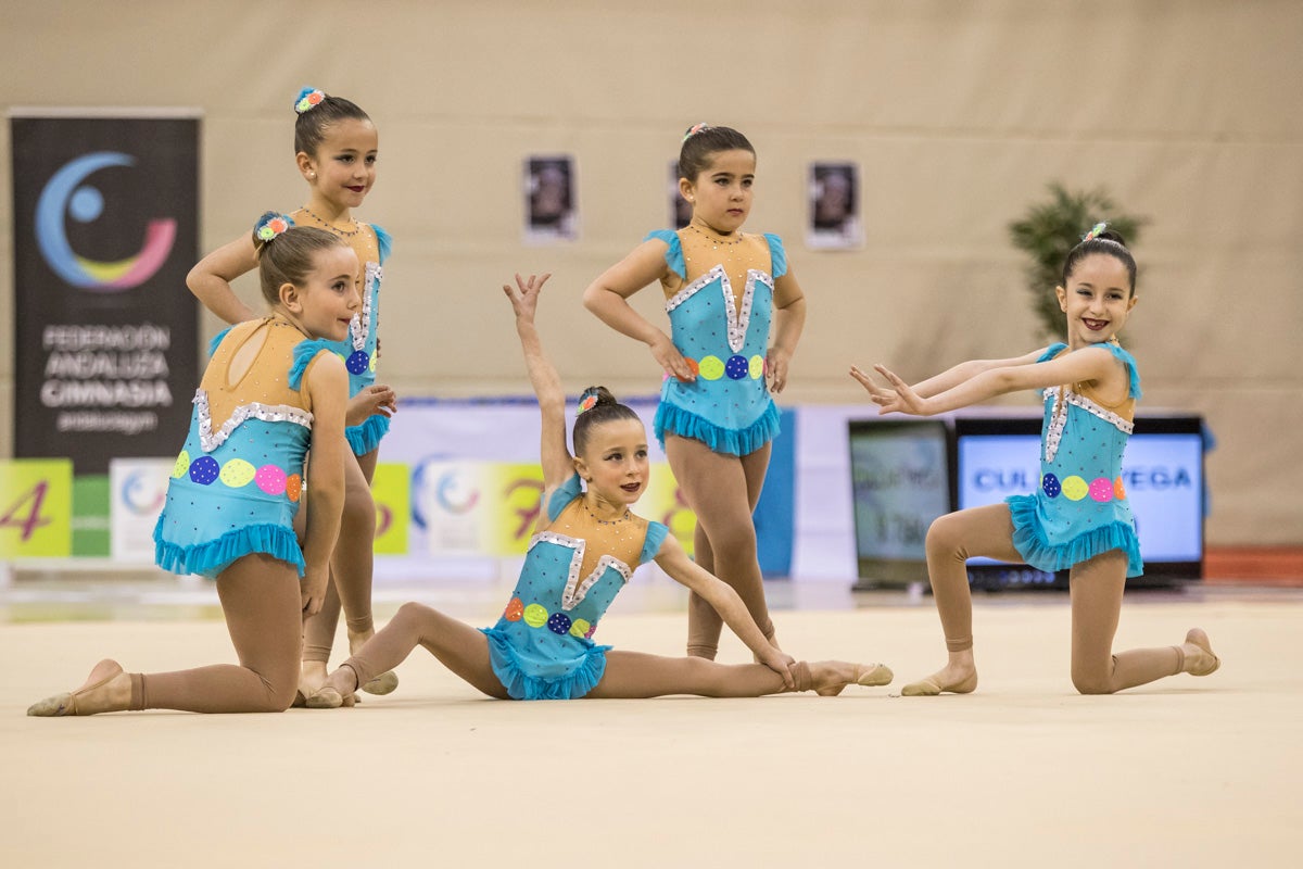 El Circuito Andaluz de gimnasia rítmica para la categoría de promesas se está celebrando en el Palacio de los Deportes. Más de dos mil niñas de toda la comunidad autónoma están poniendo sobre el tapiz todo lo aprendido y ensayado a lo largo del curso. 