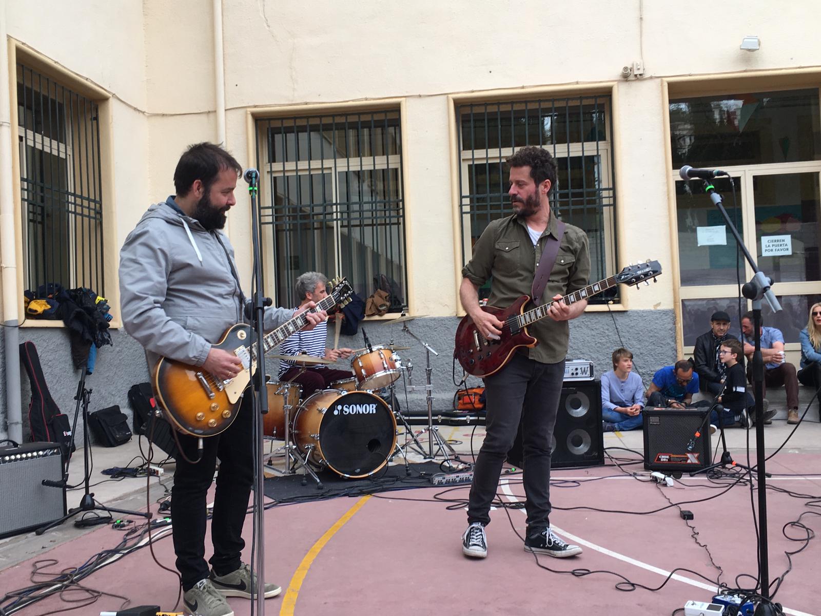 El colegio José Hurtado del Realejo ha vuelto a celebrar este sábado su propio festival de música, el 'Hurtadorama', una iniciativa que nació en 2015 para recaudar fondos para el viaje de estudios de los alumnos de 6º y que sigue adelante. Este años, Niños Mutantes ha sido las 'estrellas del cartel' escolar. El 'indie', con buena música, entra.