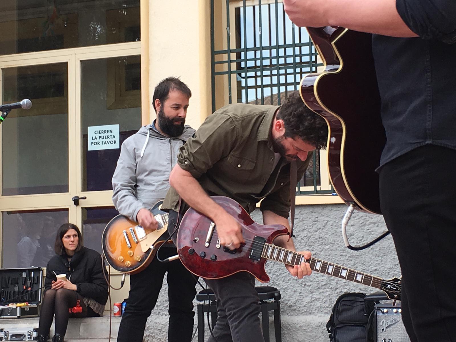 El colegio José Hurtado del Realejo ha vuelto a celebrar este sábado su propio festival de música, el 'Hurtadorama', una iniciativa que nació en 2015 para recaudar fondos para el viaje de estudios de los alumnos de 6º y que sigue adelante. Este años, Niños Mutantes ha sido las 'estrellas del cartel' escolar. El 'indie', con buena música, entra.