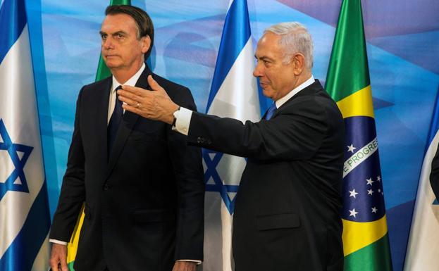 Netanyahu hace un gesto a Bolsonaro en Jerusalen.
