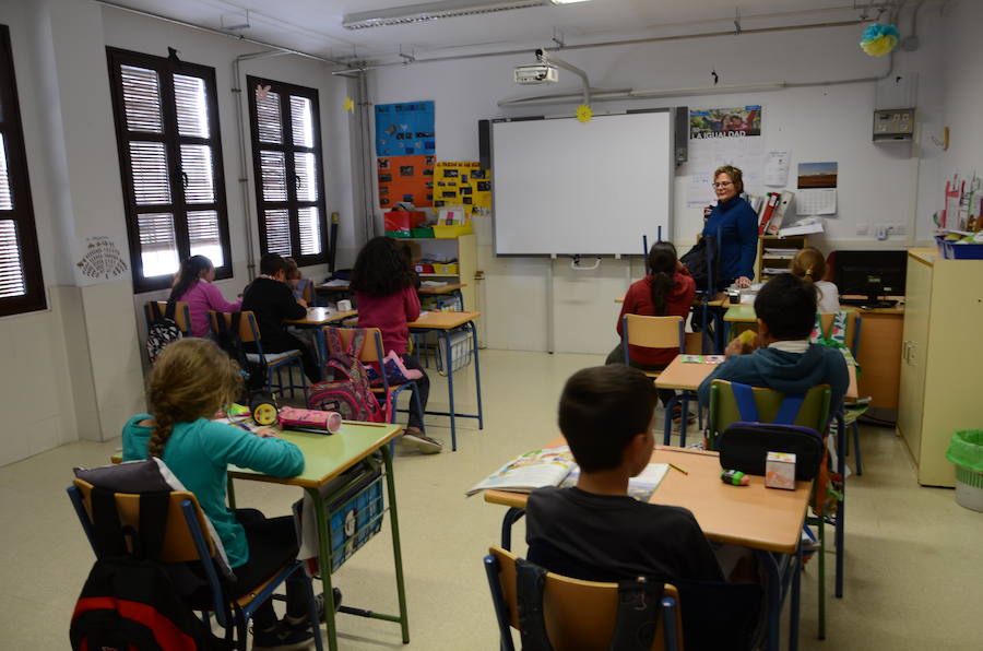 El Colegio Público Rural La Alpujarra tiene tres sedes. La de Alcútar, a la que sólo asisten 11 alumnos es la que está en peores condiciones. La de Bérchules con más niños escolarizados tiene unas instalaciones recientes. En las fotos también aparece el colegio Castillejos, abandonado hace décadas.