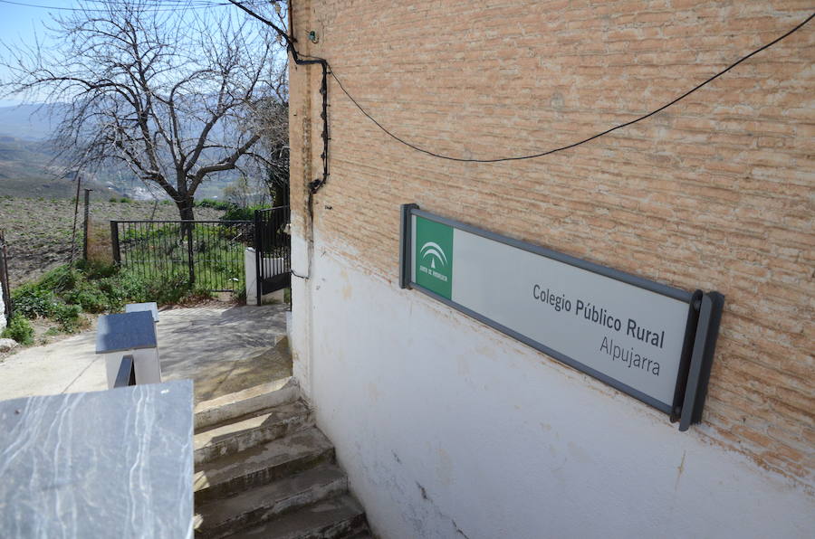 El Colegio Público Rural La Alpujarra tiene tres sedes. La de Alcútar, a la que sólo asisten 11 alumnos es la que está en peores condiciones. La de Bérchules con más niños escolarizados tiene unas instalaciones recientes. En las fotos también aparece el colegio Castillejos, abandonado hace décadas.