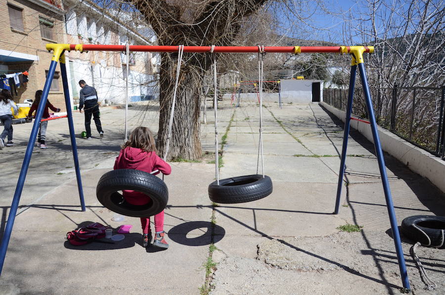 El Colegio Público Rural La Alpujarra tiene tres sedes. La de Alcútar, a la que sólo asisten 11 alumnos es la que está en peores condiciones. La de Bérchules con más niños escolarizados tiene unas instalaciones recientes. En las fotos también aparece el colegio Castillejos, abandonado hace décadas.