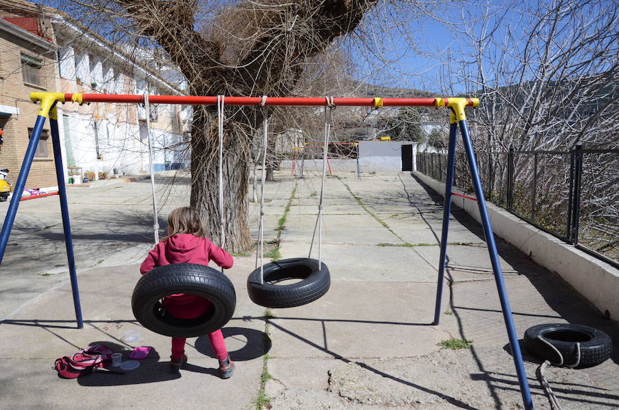 El Colegio Público Rural La Alpujarra tiene tres sedes. La de Alcútar, a la que sólo asisten 11 alumnos es la que está en peores condiciones. La de Bérchules con más niños escolarizados tiene unas instalaciones recientes. En las fotos también aparece el colegio Castillejos, abandonado hace décadas.