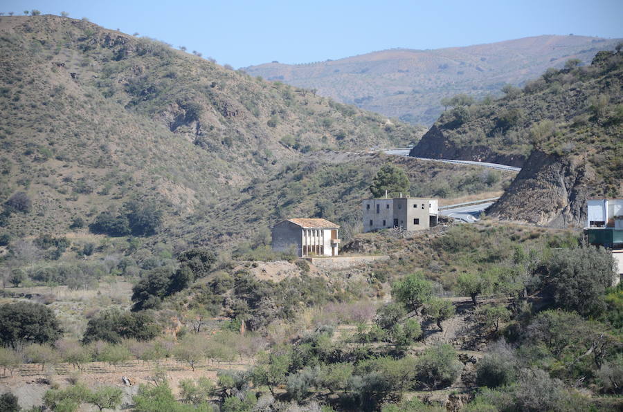 El Colegio Público Rural La Alpujarra tiene tres sedes. La de Alcútar, a la que sólo asisten 11 alumnos es la que está en peores condiciones. La de Bérchules con más niños escolarizados tiene unas instalaciones recientes. En las fotos también aparece el colegio Castillejos, abandonado hace décadas.