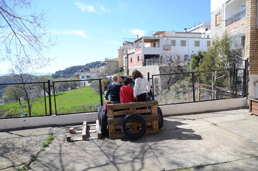 El Colegio Público Rural La Alpujarra tiene tres sedes. La de Alcútar, a la que sólo asisten 11 alumnos es la que está en peores condiciones. La de Bérchules con más niños escolarizados tiene unas instalaciones recientes. En las fotos también aparece el colegio Castillejos, abandonado hace décadas.