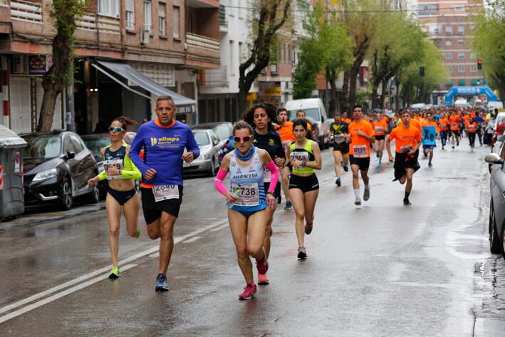 Cerca de 4.000 personas participan en la decimotercera edición del Memorial, marcada por la lluvia, en la que también se animan los corredores de las categorías inferiores, la cantera.