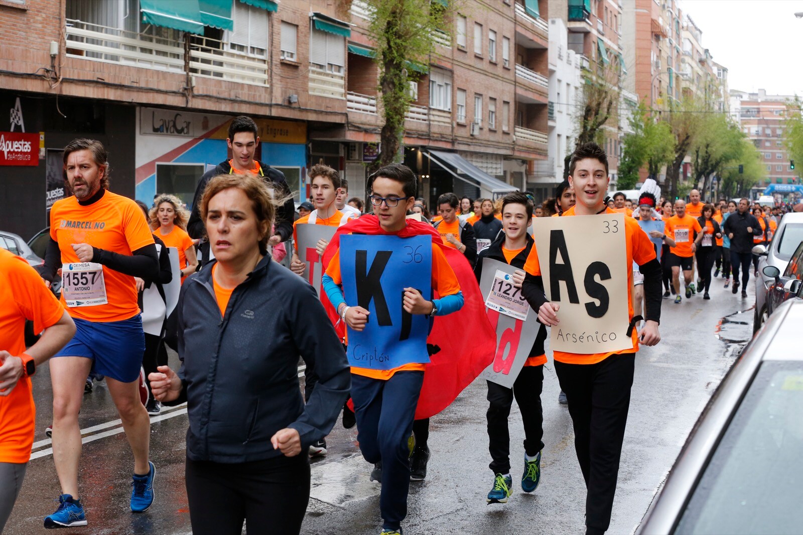 Cerca de 4.000 personas participan en la decimotercera edición del Memorial, marcada por la lluvia, en la que también se animan los corredores de las categorías inferiores, la cantera.