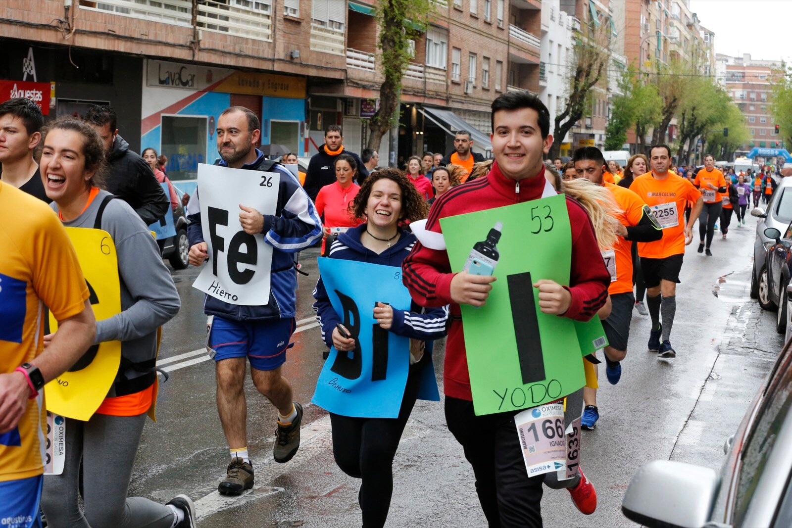 Cerca de 4.000 personas participan en la decimotercera edición del Memorial, marcada por la lluvia, en la que también se animan los corredores de las categorías inferiores, la cantera.