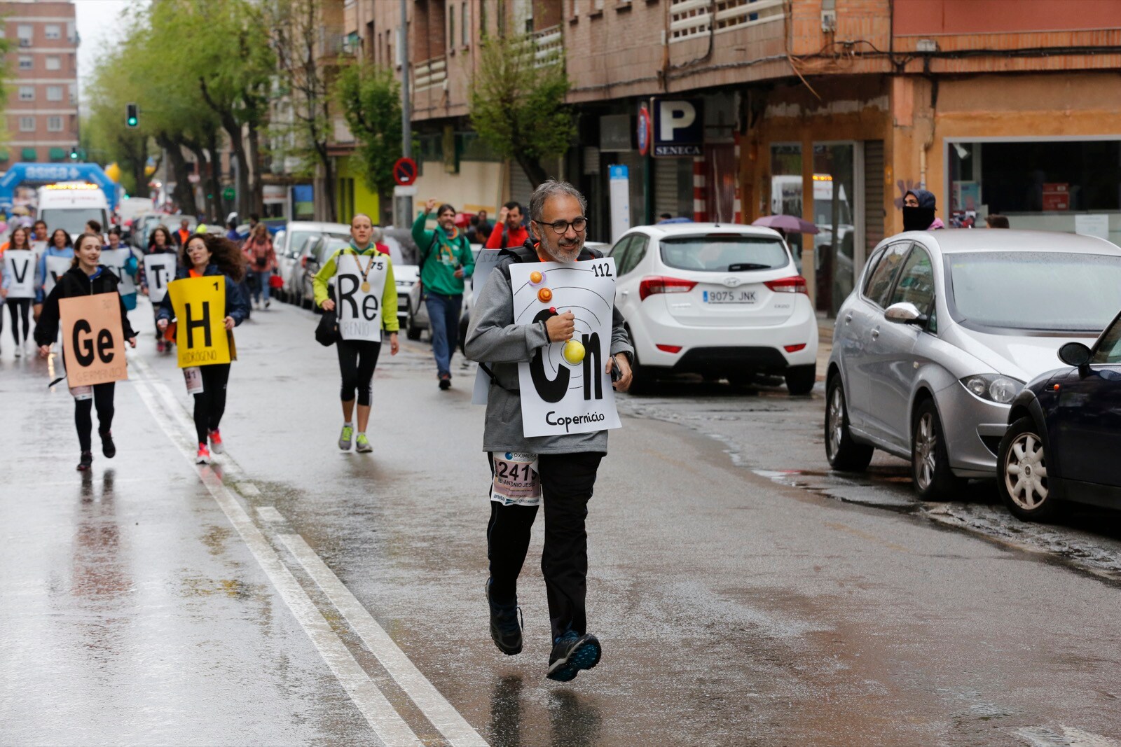 Cerca de 4.000 personas participan en la decimotercera edición del Memorial, marcada por la lluvia, en la que también se animan los corredores de las categorías inferiores, la cantera.