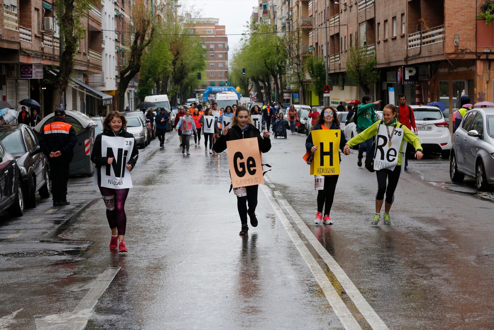 Cerca de 4.000 personas participan en la decimotercera edición del Memorial, marcada por la lluvia, en la que también se animan los corredores de las categorías inferiores, la cantera.