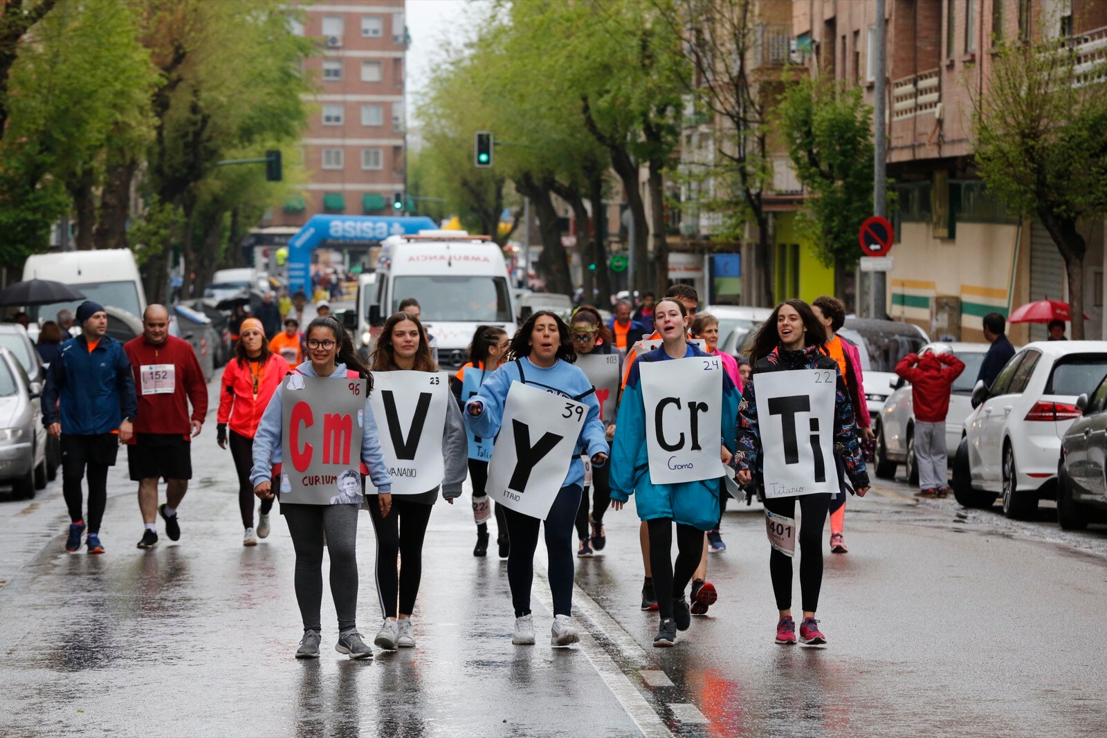 Cerca de 4.000 personas participan en la decimotercera edición del Memorial, marcada por la lluvia, en la que también se animan los corredores de las categorías inferiores, la cantera.