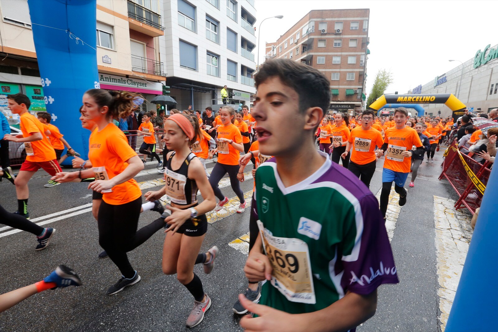 Cerca de 4.000 personas participan en la decimotercera edición del Memorial, marcada por la lluvia, en la que también se animan los corredores de las categorías inferiores, la cantera.