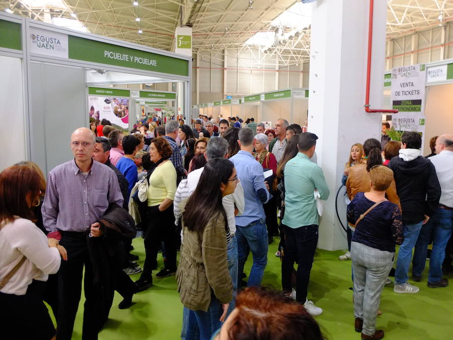 Gran ambiente en el I Salón de Gastronomía Degusta Jaén, con lleno en el pabellón del Ifeja