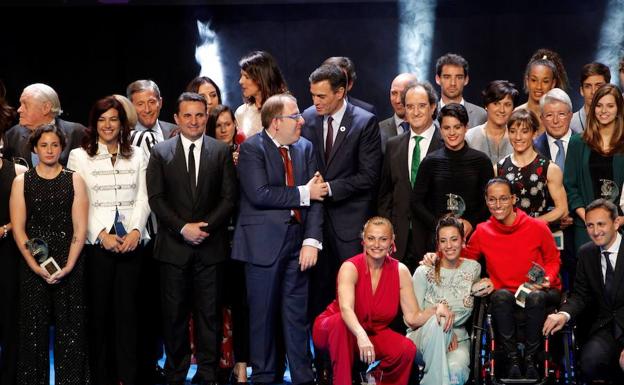 María José Rienda (a la izquierda, de blanco) y María Pérez (a la derecha, de negro) posan junto al resto de premiados en la gala. 