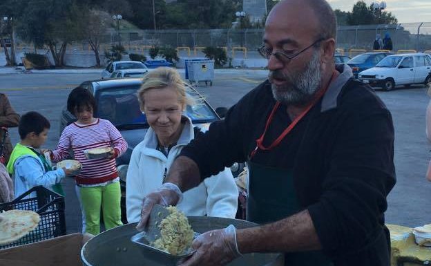 Un cocinero español da de comer a los refugiados de Lesbos