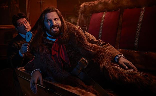 Guillermo peina a su amo Nandor.