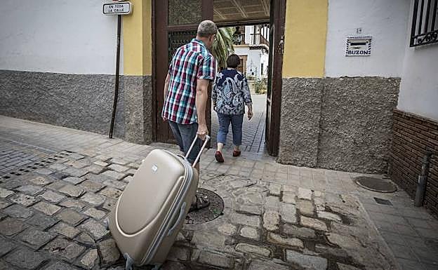 Dos turistas llegan a un apartamento que han alquilado en la capital granadina. 