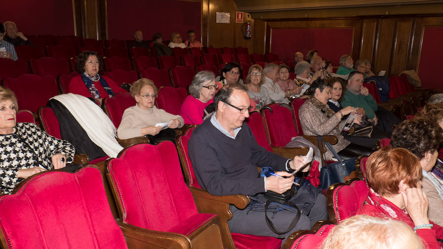 La vigésimo tercera edición de la Convivencia de Personas Mayores Granadinas arrancó ayer tarde con la lectura del pregón del mayor a cargo del escritor y periodista Francisco Gil Craviotto en el teatro Isabel la Católica. La ciudad inicia así, hasta el 12 de mayo, una amplia programación cultural, deportiva y de ocio protagonizada y dirigida a las personas mayores, en la que se esperan superar los 5.000 participantes alcanzados en 2018, según la edil de Derechos Sociales, Jemi Sánchez. 