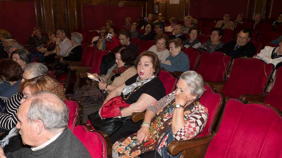 La vigésimo tercera edición de la Convivencia de Personas Mayores Granadinas arrancó ayer tarde con la lectura del pregón del mayor a cargo del escritor y periodista Francisco Gil Craviotto en el teatro Isabel la Católica. La ciudad inicia así, hasta el 12 de mayo, una amplia programación cultural, deportiva y de ocio protagonizada y dirigida a las personas mayores, en la que se esperan superar los 5.000 participantes alcanzados en 2018, según la edil de Derechos Sociales, Jemi Sánchez. 