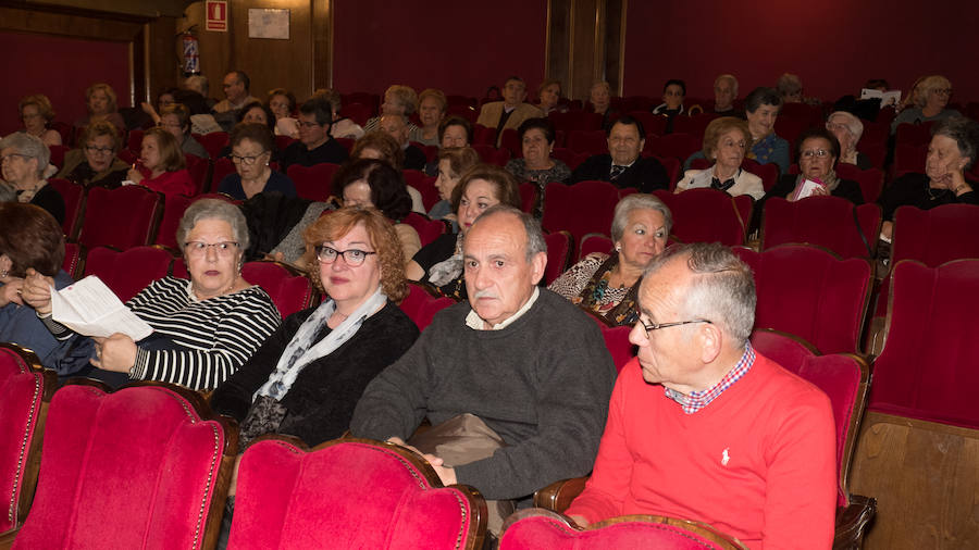 La vigésimo tercera edición de la Convivencia de Personas Mayores Granadinas arrancó ayer tarde con la lectura del pregón del mayor a cargo del escritor y periodista Francisco Gil Craviotto en el teatro Isabel la Católica. La ciudad inicia así, hasta el 12 de mayo, una amplia programación cultural, deportiva y de ocio protagonizada y dirigida a las personas mayores, en la que se esperan superar los 5.000 participantes alcanzados en 2018, según la edil de Derechos Sociales, Jemi Sánchez. 