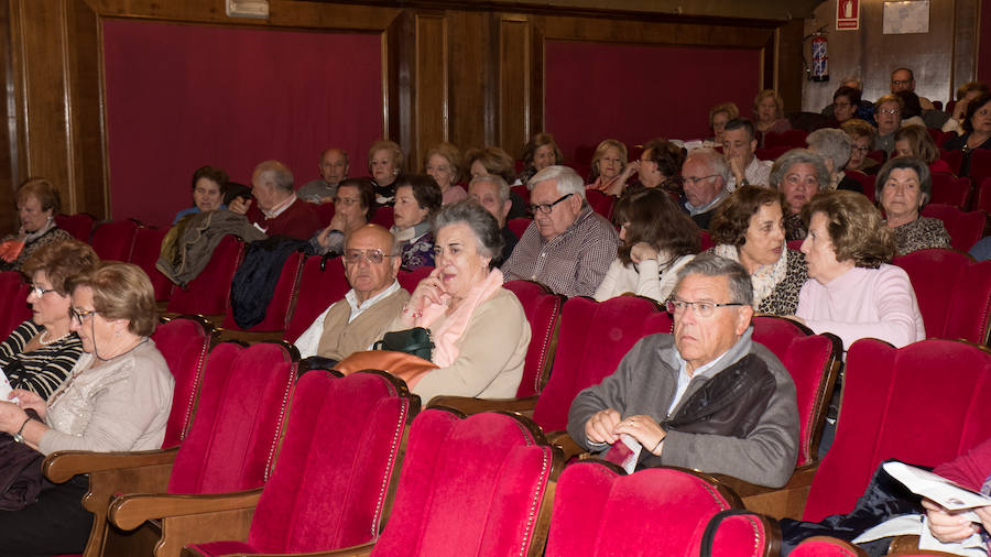 La vigésimo tercera edición de la Convivencia de Personas Mayores Granadinas arrancó ayer tarde con la lectura del pregón del mayor a cargo del escritor y periodista Francisco Gil Craviotto en el teatro Isabel la Católica. La ciudad inicia así, hasta el 12 de mayo, una amplia programación cultural, deportiva y de ocio protagonizada y dirigida a las personas mayores, en la que se esperan superar los 5.000 participantes alcanzados en 2018, según la edil de Derechos Sociales, Jemi Sánchez. 