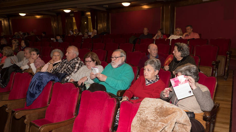 La vigésimo tercera edición de la Convivencia de Personas Mayores Granadinas arrancó ayer tarde con la lectura del pregón del mayor a cargo del escritor y periodista Francisco Gil Craviotto en el teatro Isabel la Católica. La ciudad inicia así, hasta el 12 de mayo, una amplia programación cultural, deportiva y de ocio protagonizada y dirigida a las personas mayores, en la que se esperan superar los 5.000 participantes alcanzados en 2018, según la edil de Derechos Sociales, Jemi Sánchez. 