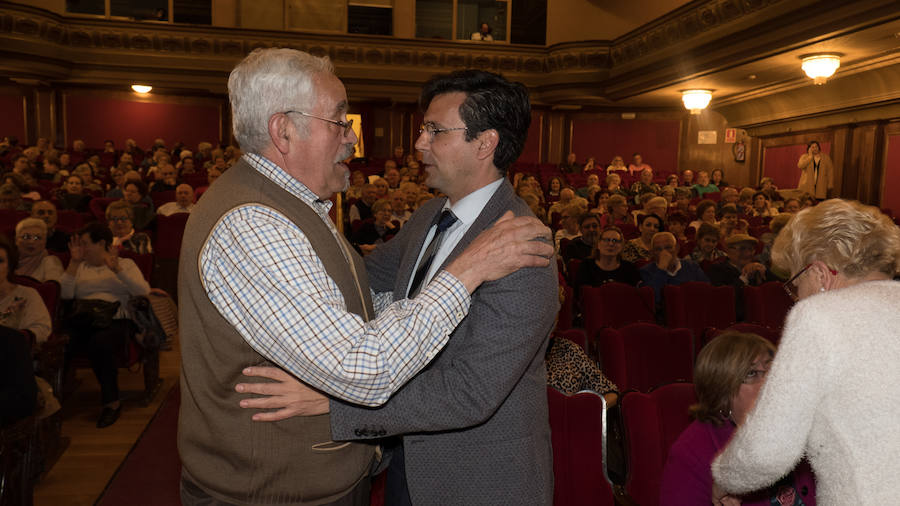 La vigésimo tercera edición de la Convivencia de Personas Mayores Granadinas arrancó ayer tarde con la lectura del pregón del mayor a cargo del escritor y periodista Francisco Gil Craviotto en el teatro Isabel la Católica. La ciudad inicia así, hasta el 12 de mayo, una amplia programación cultural, deportiva y de ocio protagonizada y dirigida a las personas mayores, en la que se esperan superar los 5.000 participantes alcanzados en 2018, según la edil de Derechos Sociales, Jemi Sánchez. 