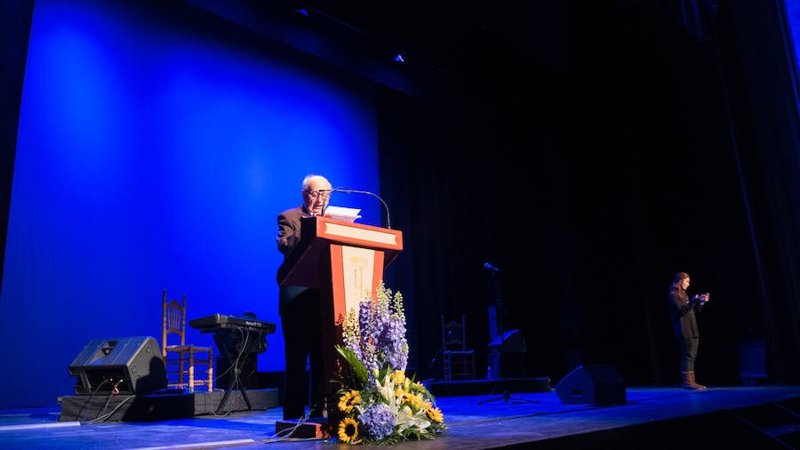 La vigésimo tercera edición de la Convivencia de Personas Mayores Granadinas arrancó ayer tarde con la lectura del pregón del mayor a cargo del escritor y periodista Francisco Gil Craviotto en el teatro Isabel la Católica. La ciudad inicia así, hasta el 12 de mayo, una amplia programación cultural, deportiva y de ocio protagonizada y dirigida a las personas mayores, en la que se esperan superar los 5.000 participantes alcanzados en 2018, según la edil de Derechos Sociales, Jemi Sánchez. 