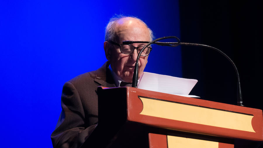 La vigésimo tercera edición de la Convivencia de Personas Mayores Granadinas arrancó ayer tarde con la lectura del pregón del mayor a cargo del escritor y periodista Francisco Gil Craviotto en el teatro Isabel la Católica. La ciudad inicia así, hasta el 12 de mayo, una amplia programación cultural, deportiva y de ocio protagonizada y dirigida a las personas mayores, en la que se esperan superar los 5.000 participantes alcanzados en 2018, según la edil de Derechos Sociales, Jemi Sánchez. 