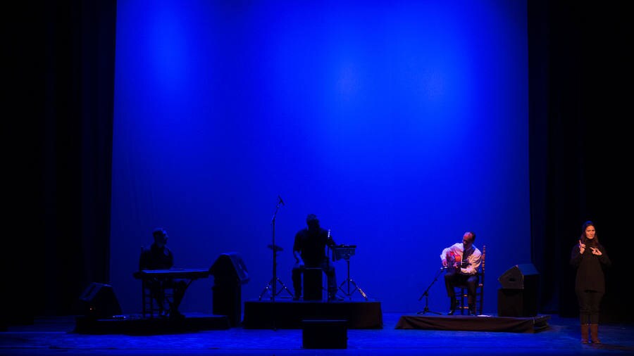 La vigésimo tercera edición de la Convivencia de Personas Mayores Granadinas arrancó ayer tarde con la lectura del pregón del mayor a cargo del escritor y periodista Francisco Gil Craviotto en el teatro Isabel la Católica. La ciudad inicia así, hasta el 12 de mayo, una amplia programación cultural, deportiva y de ocio protagonizada y dirigida a las personas mayores, en la que se esperan superar los 5.000 participantes alcanzados en 2018, según la edil de Derechos Sociales, Jemi Sánchez. 