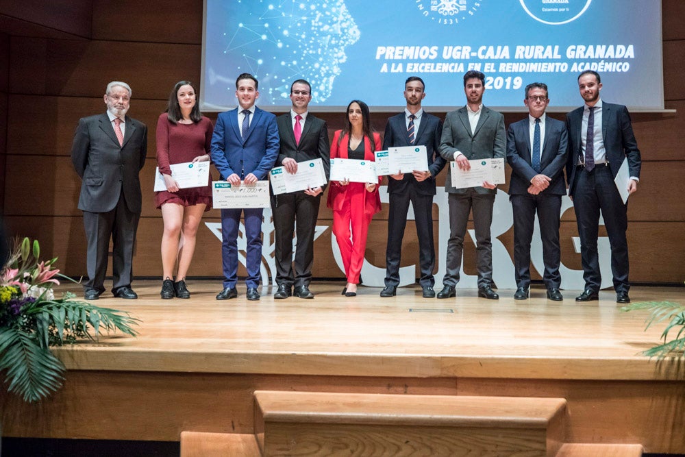 La sede central de la caja de ahorros fue el escenario de la entrega de los premios a la excelencia académica en un emotivo acto presentado por la periodista Encarna Ximénez de Cisneros.