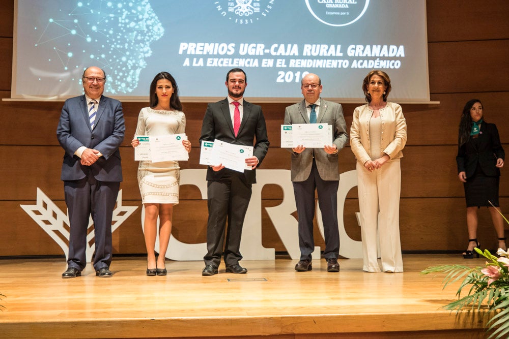 La sede central de la caja de ahorros fue el escenario de la entrega de los premios a la excelencia académica en un emotivo acto presentado por la periodista Encarna Ximénez de Cisneros.