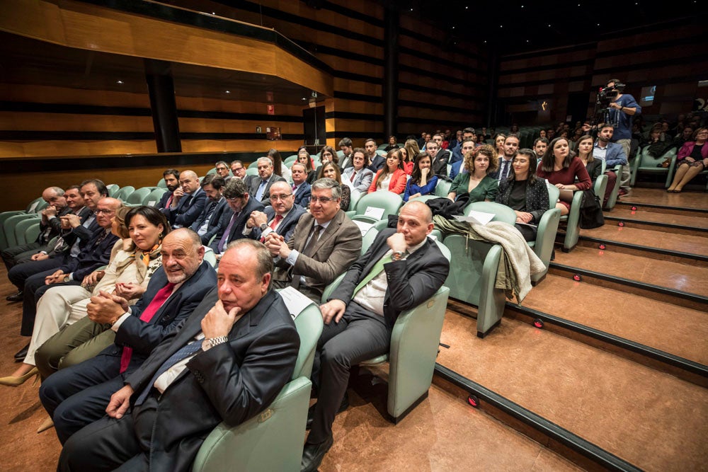 La sede central de la caja de ahorros fue el escenario de la entrega de los premios a la excelencia académica en un emotivo acto presentado por la periodista Encarna Ximénez de Cisneros.