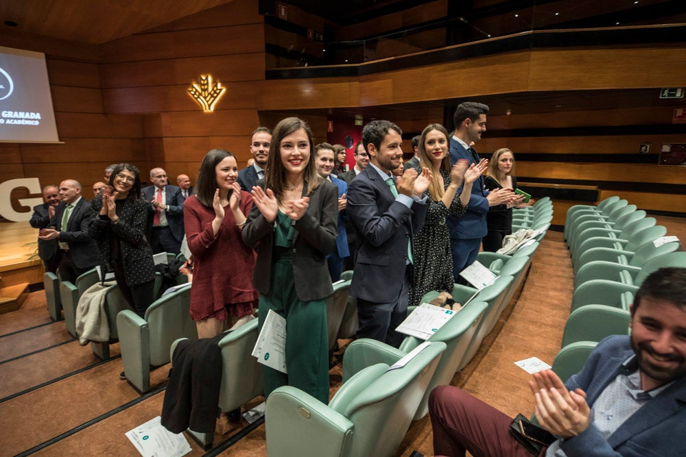 La sede central de la caja de ahorros fue el escenario de la entrega de los premios a la excelencia académica en un emotivo acto presentado por la periodista Encarna Ximénez de Cisneros.