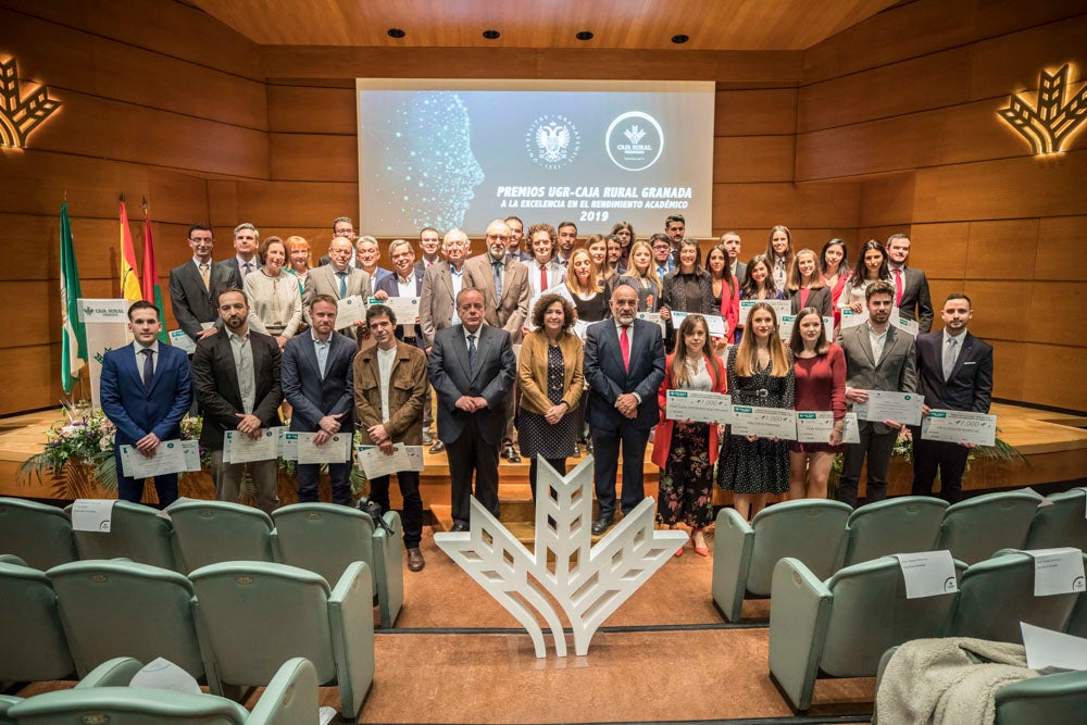 La sede central de la caja de ahorros fue el escenario de la entrega de los premios a la excelencia académica en un emotivo acto presentado por la periodista Encarna Ximénez de Cisneros.