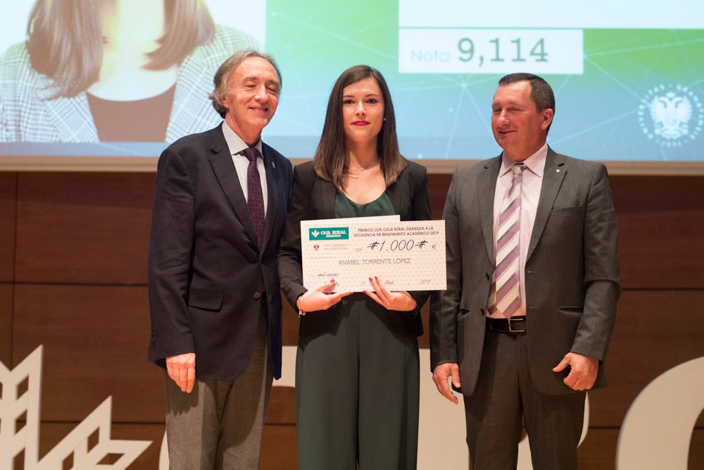 La sede central de la caja de ahorros fue el escenario de la entrega de los premios a la excelencia académica en un emotivo acto presentado por la periodista Encarna Ximénez de Cisneros.