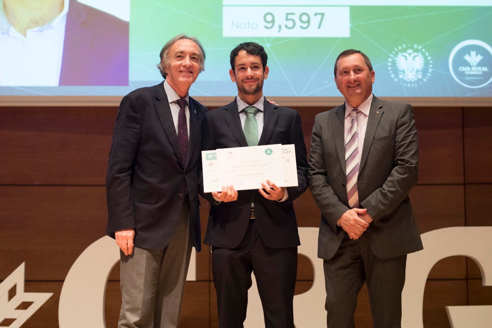 La sede central de la caja de ahorros fue el escenario de la entrega de los premios a la excelencia académica en un emotivo acto presentado por la periodista Encarna Ximénez de Cisneros.